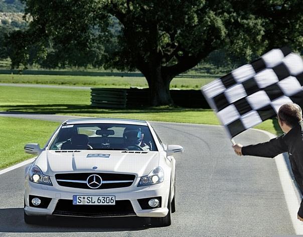 Je nach Veranstaltungsart fahren die Teilnehmer mit ihren eigenen AMG Fahrzeugen oder mit von der AMG Driving Academy gestellten AMG Hochleistungs-Auto­mobilen. 